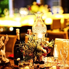煌くシャンデリアと黄金に光る大理石テーブルでゴージャスな雰囲気。特別なお祝いパーティーにはONEonONE店内貸切で思う存分お楽しみ下さい☆