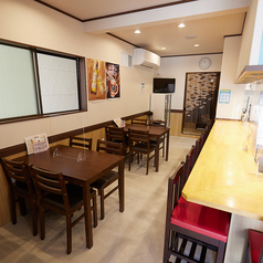 テーブル4名様席2卓ございます。