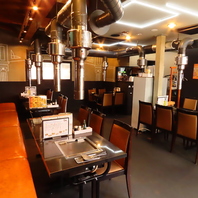 黒を基調とした開放的な店内でゆっくりお寛ぎください♪