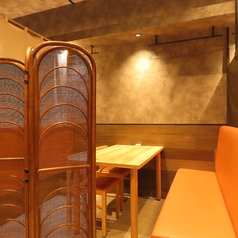 【事前に予約する会にも♪】2~4名で利用できるテーブル席は、ゆったりと落ち着いた雰囲気。記念日や友人との食事、大人のデートなどにぴったりの空間です。