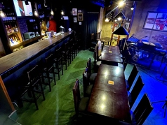 テーブル16席、カウンター7席