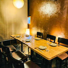 木の温もりが広がる落ち着いた店内は、宴会にぴったりの心地よい空間。掘りごたつ席やテーブル席など人数に合わせてご案内でき、会社の集まりや友人同士の飲み会にも最適です。瀬戸内海鮮と炭火焼き鳥を囲みながら、ゆったりと会話を楽しめる雰囲気が魅力です。