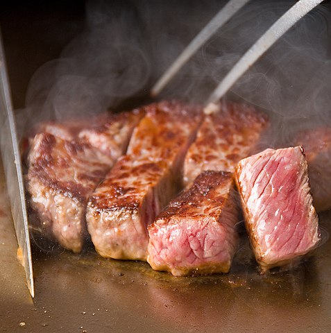肉を知り尽くしたシェフが目の前で焼き上げてくれる、牛肉の王「神戸ビーフ」