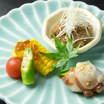 季節の食材が彩る、和と創作の調和が美しい一皿。見た目も鮮やかで、素材の旨みを味わえる一品