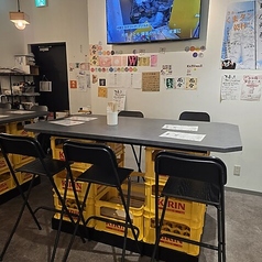 飾らない雰囲気が心地よい、立ち飲みスタイルも楽しめるエリア。壁一面のポスターや手書き短冊が、おお島ならではの賑わいを演出します！