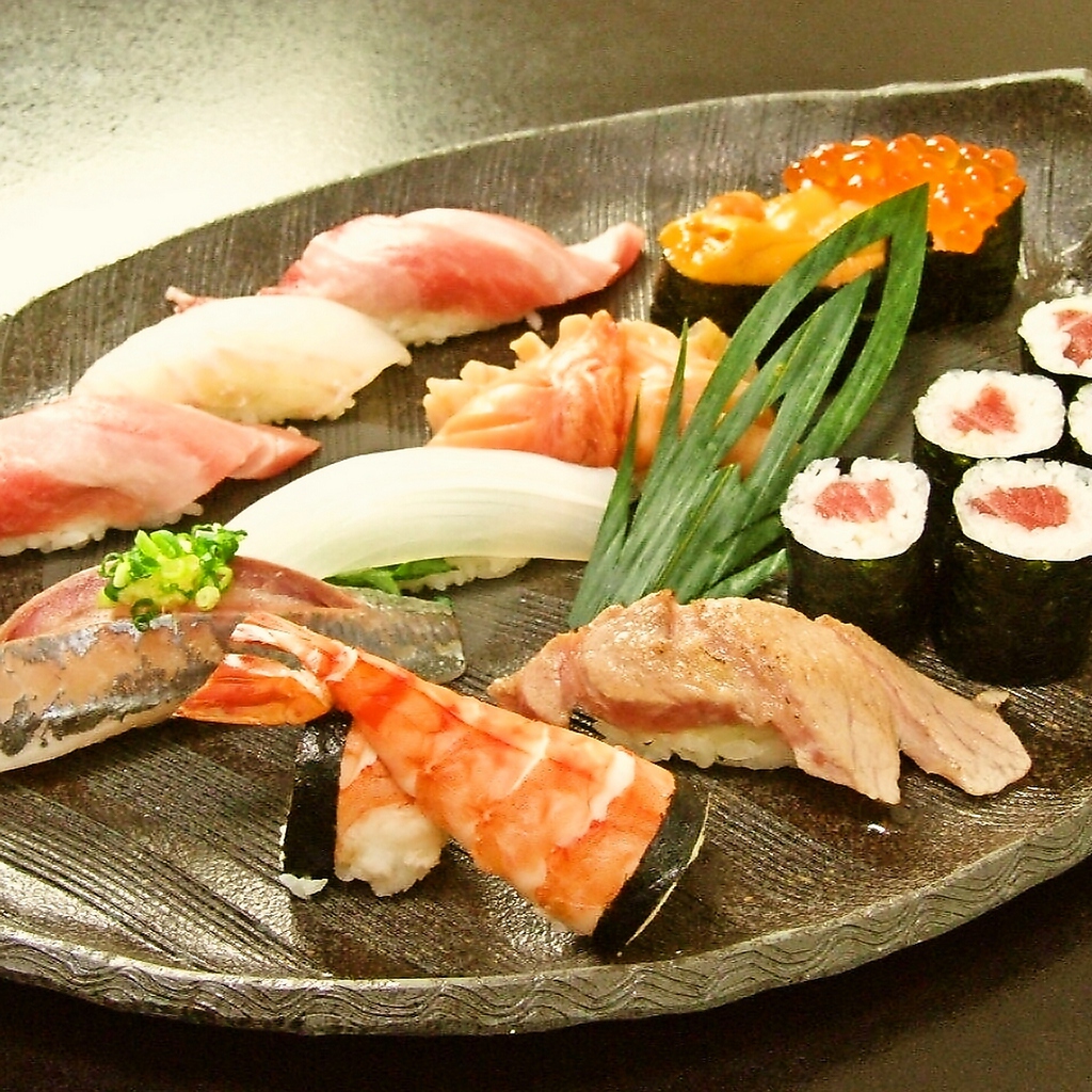 旬のお魚を使った店長のおすすめにぎり。白身、赤身、貝類など新鮮な素材でお届けします。