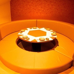 ご家族やカップルにおすすめの円卓テーブル席です。円卓はその形状から会話が弾みやすく、より親密な雰囲気を醸し出します。家族や恋人同士が顔を合わせて食事を楽しむことで、絆を深めることができます。また、お子様がいる家庭では円卓を囲むことで、お子様も一緒にワイワイと楽しい時間を過ごすことができます♪