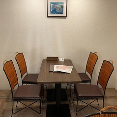 【グループでの楽しい時間】テーブル席は、グループでの利用に最適です！おしゃれな雰囲気の中で、楽しい時間を過ごせます♪