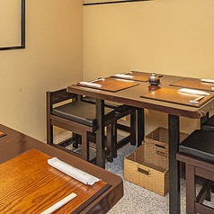 落ち着いた雰囲気の4名掛けのテーブル席をご用意しています。広々とした空間となっているので快適にお食事をお楽しみいただくことができます。ぜひご家族やご友人とのプライベート利用から接待などのフォーマルなお食事の際にも様々な用途に対応しております。