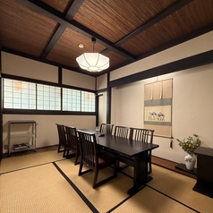 重厚感のある落ち着いた雰囲気の中、厳選した最高黒毛和牛や懐石料理などをご堪能いただけます。また快適な座席と柔らかな照明が、くつろぎと落ち着きをもたらし、特別なひとときを演出します!周りの目を気にせずにお楽しみいたけますので、大切なお客様の接待や、法事などご親族の集まり等にもご利用くださいませ。