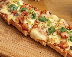グリル野菜とモッツァレラチーズのトマトバケットピザ