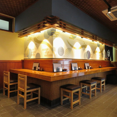 洗練された木造のカウンター席になります。お昼は、１～２名様でのランチの時にご利用ください！！美味しい鰻をご賞味頂けます！！夜は１人飲みや仲間同士での飲みや恋人とのお食事の際に、是非ご利用ください！！貸切の際は、仲の良い人と２人で御食事やお話しすることも可能です。思い出話や親睦を深めたいときに是非♪