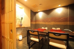 2～8名用のテーブル個室もございます。明るい雰囲気で各種宴会はもちろん様々なシーンでご利用いただけます。