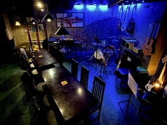 楽器が常設されている店内