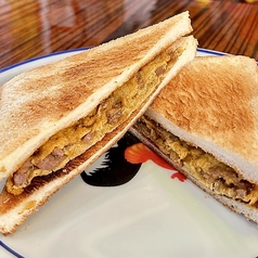 ピリ辛コンビーフ玉子サンド