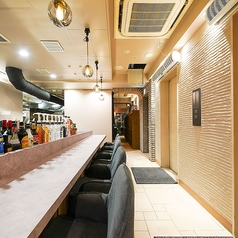 カウンター席もご用意。お一人でもお気軽にご利用いただいけます！※画像は系列店