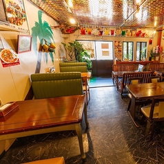 本場の味を囲む賑やかな宴を。タイの本格的な美味しさを追求し、毎日元気に営業中です！1階のテーブル席は、開放感と寛ぎが共存するレストランバースタイル。リラックスできる異国情緒あふれる空間で、仲間との会話も弾みます。絶品料理を囲み、いつもとは一味違う特別なパーティタイムをぜひお楽しみください。