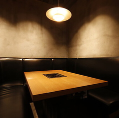 家族や友人との食事会にぴったりなテーブル席をご用意。賑やかな雰囲気の中で、思い出に残る素敵な時間をお過ごしいただけます。ぜひ、笑顔あふれるひとときをお楽しみください。