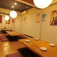 会社のご宴会やサークルの集まりなど、まとまった人数での飲み会に最適な広々とした掘りごたつ席です。お席には間仕切りをご用意しておりますので、人数に合わせたプライベートな空間も演出可能です。当店自慢の地鶏料理と豊富な銘酒を皆様で賑やかに囲んで楽しい時間をお過ごしいただけます。