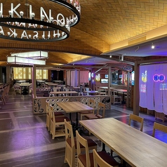 各テーブルはゆったりと配置されており、プライベート感を大切にしつつ、楽しい会話が弾む空間を演出しています。カジュアルな飲み会や特別な集まりにも最適◎