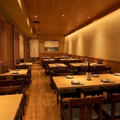 【～60名様対応のフロア貸切】当店では、最大60名様まで対応可能なフロア貸切も承っております◎歓送迎会や企業宴会、合コン、同窓会など、幅広いシーンに対応可能！コースは2時間飲み放題付でご用意しており、コスパも抜群。上質な料理と心地よい空間で、特別なひとときをお楽しみください♪