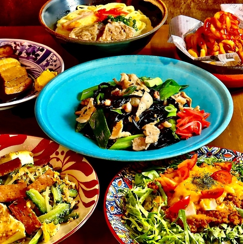 アットホームな空間で、和食の要素を取り入れた沖縄料理を満喫