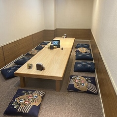 座敷席は、和の雰囲気が漂い、靴を脱いでリラックスできる空間。友達や家族と、ゆったりとした時間を過ごすのにぴったりです。