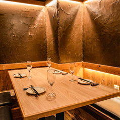 団体利用に対応できる広めの席を備えており、会社宴会や仲間内の集まりにも安心。テーブル配置の調整も可能で、人数に合わせて柔軟にご案内できます。落ち着いた木の空間で料理を囲めば、自然と一体感のある時間に。宴会コースと合わせての利用も好評です。