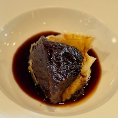 和牛ほほ肉の赤ワイン煮込み 、ジャガイモのピュレ添えの写真