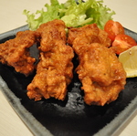 当店自慢の肉汁たっぷり、お味もしっかり。鶏のから揚げ、いっぺんぜひ！！