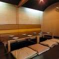会社のチーム飲み会や親戚のお集まりなどにも使いやすいお座敷席をご用意。広々とした空間で、足を崩してリラックスしながら宴会を楽しめるのが魅力◎ボリューム満点のコース料理とお酒を囲んで、会話が弾むこと間違いなしのお席です。