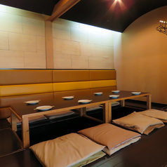 会社のチーム飲み会や親戚のお集まりなどにも使いやすいお座敷席をご用意。広々とした空間で、足を崩してリラックスしながら宴会を楽しめるのが魅力◎ボリューム満点のコース料理とお酒を囲んで、会話が弾むこと間違いなしのお席です。