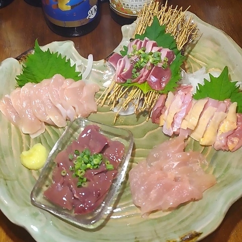 馬刺しや手作り料理が旨い食楽。仕切り付きカウンターでゆったり寛げます♪