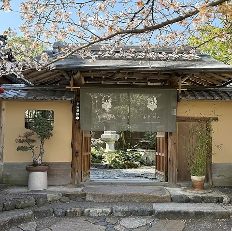 季節の変化を楽しめる日本庭園を眺めながら、旬の懐石料理やランチ御膳を楽しめます
