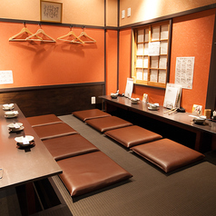 博多の居酒屋をイメージした背中合わせになっているカウンター式のお席★団体さんは真ん中にテーブルを置いてご利用も可能です。