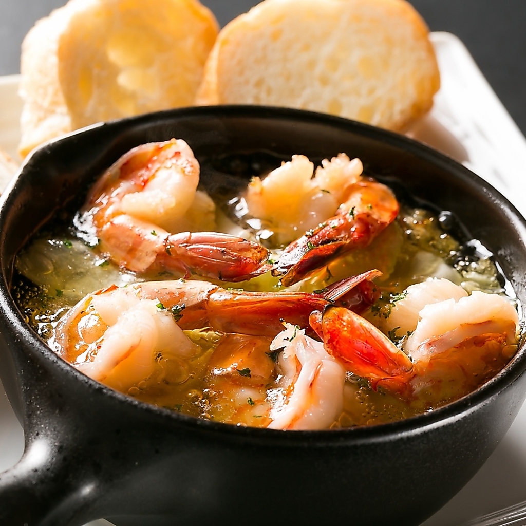 バルの定番料理「アヒージョ」◎海老をいただいた後は、旨味が溶け出したオイルにバケットを浸して♪