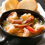 バルの定番料理「アヒージョ」◎海老をいただいた後は、旨味が溶け出したオイルにバケットを浸して♪