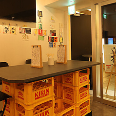 開放的な空間で、壁に並ぶ地酒のラベルが、日本酒へのこだわりを物語ります。仕事帰りのサク飲みにもぴったりの場所です！