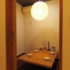 足を伸ばしてゆったりとくつろげる掘りごたつ席です。長時間の飲み会やご宴会でも、お体に負担をかけることなくリラックスした時間をお過ごしいただけます。親しいご友人同士の集まりから会社宴会まで幅広くご利用ください。