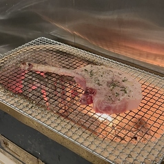 糸島豚骨付きロースの香草炭火焼きの写真