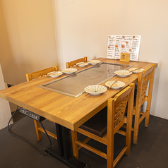 【6名用テーブル席】グループでのご来店や女子会などに最適な6名様用テーブル席。大切なお食事を特別な空間で◎