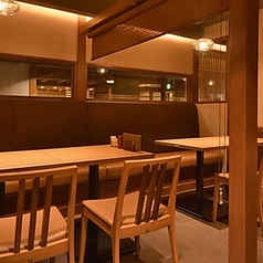 片側ベンチシートのテーブル席のご用意がございます。