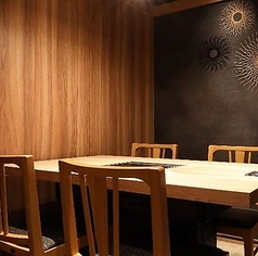 【個室｜4名様まで】ビジネスシーンにも相応しい、落ち着きと上質さを兼ね備えた4名様向け個室もございます。取引先をもてなす接待や少人数でのご宴会に最適。ゆったりと寛ぎながら当店自慢の本格焼肉を心ゆくまでお楽しみください。