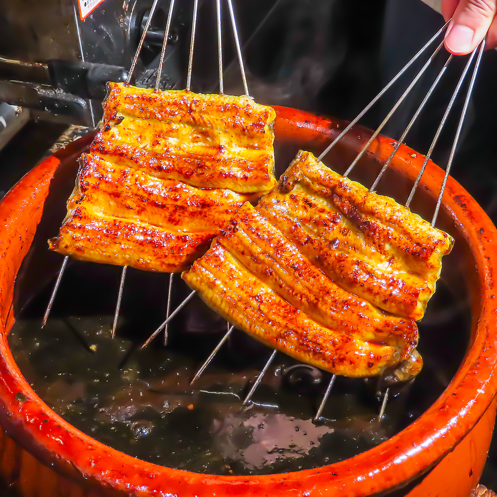 試行錯誤の末に辿り着いた伝統の味。厳選したうなぎの旨味を深めるタレが味の決め手になっています。
