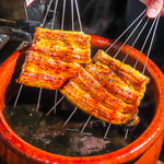 試行錯誤の末に辿り着いた伝統の味。厳選したうなぎの旨味を深めるタレが味の決め手になっています。