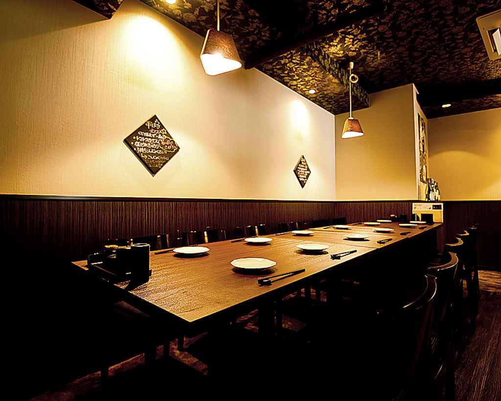 テーブルを動かして、団体様用のお部屋にも出来ます！15名様以上は北野坂店の座敷個室もおすすめ◎