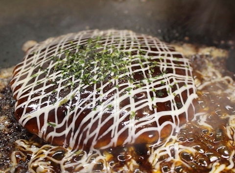 鉄板を囲んでワイワイ盛り上がるなら、花林へ行こう。フワフワ食感のお好み焼き。