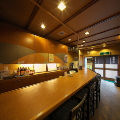 当店のカウンター席は和の粋が特徴です。落ち着いた木のぬくもりが心地よいカウンター席では、料理人の繊細な技と季節の香りを間近に感じていただけます。