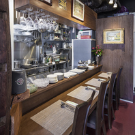 まるでパリのビストロ♪トリコロールのおしゃれな店内。