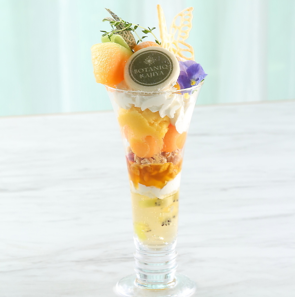 まるで蝶が舞うお花畑にいるかのような「季節のKAJIYAパフェ」。四季折々の味覚をお楽しみください◎